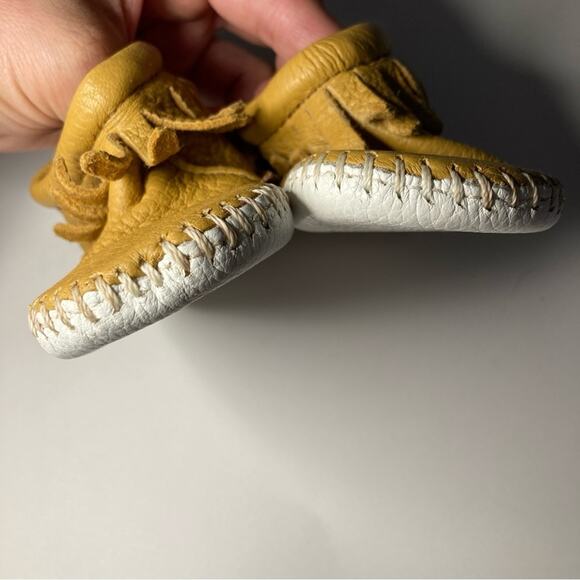 Minnetonka Pa-Poo-Shu Moccasin Natural Yellow Fringe Leather Baby Booties Shoes - Picture 4 of 9